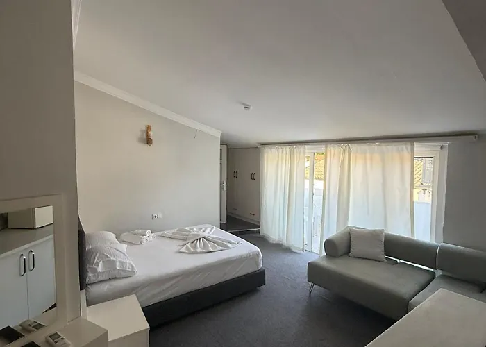 Golden Rock Hotel *