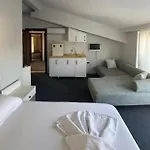 Hotel Golden Rock *