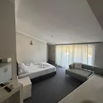 Golden Rock Hotel *