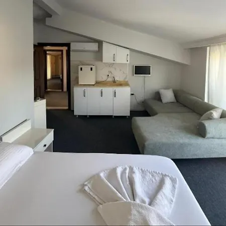 Hotel Golden Rock *